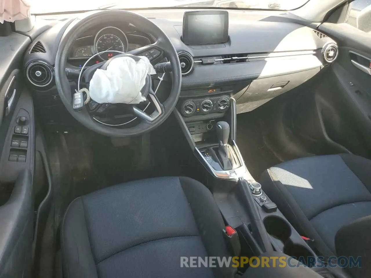 8 fotografías del automóvil dañado 3MYDLBYV8KY526794 TOYOTA YARIS 2019