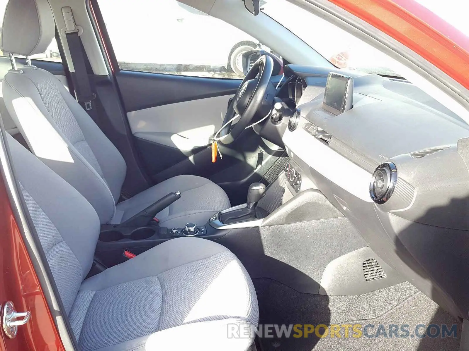 5 fotografías del automóvil dañado 3MYDLBYV8KY527539 TOYOTA YARIS 2019