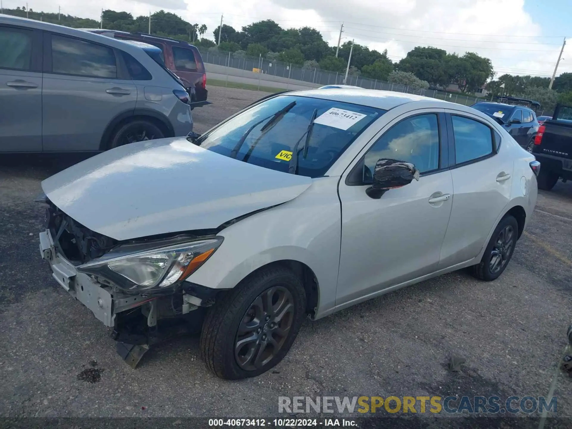 2 fotografías del automóvil dañado 3MYDLBYV8KY527931 TOYOTA YARIS 2019