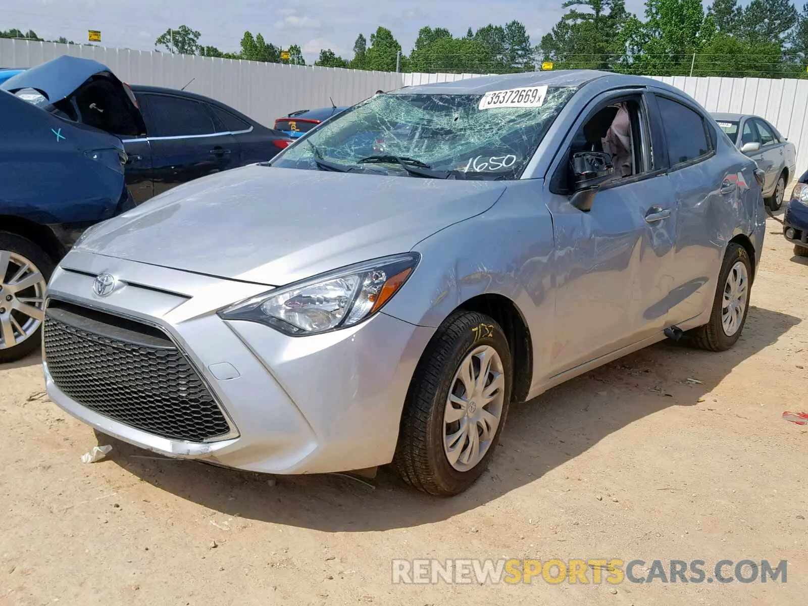 2 fotografías del automóvil dañado 3MYDLBYV9KY502844 TOYOTA YARIS 2019