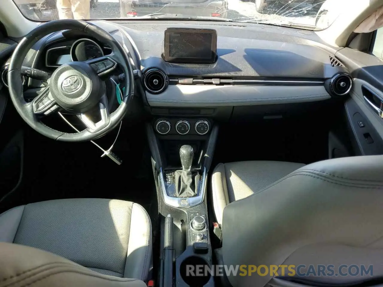 8 fotografías del automóvil dañado 3MYDLBYV9KY504237 TOYOTA YARIS 2019