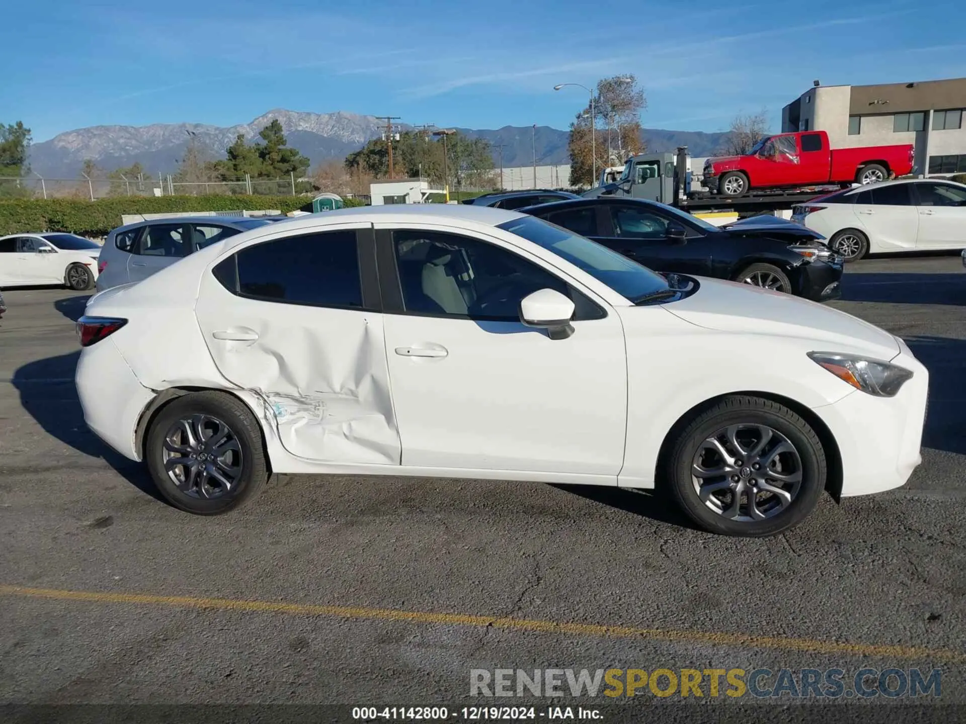 13 fotografías del automóvil dañado 3MYDLBYV9KY504402 TOYOTA YARIS 2019