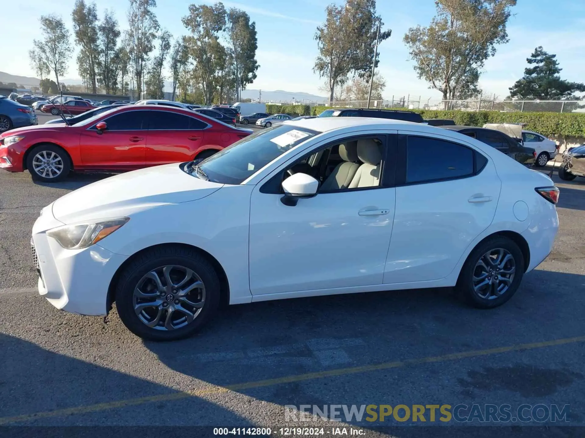 14 fotografías del automóvil dañado 3MYDLBYV9KY504402 TOYOTA YARIS 2019