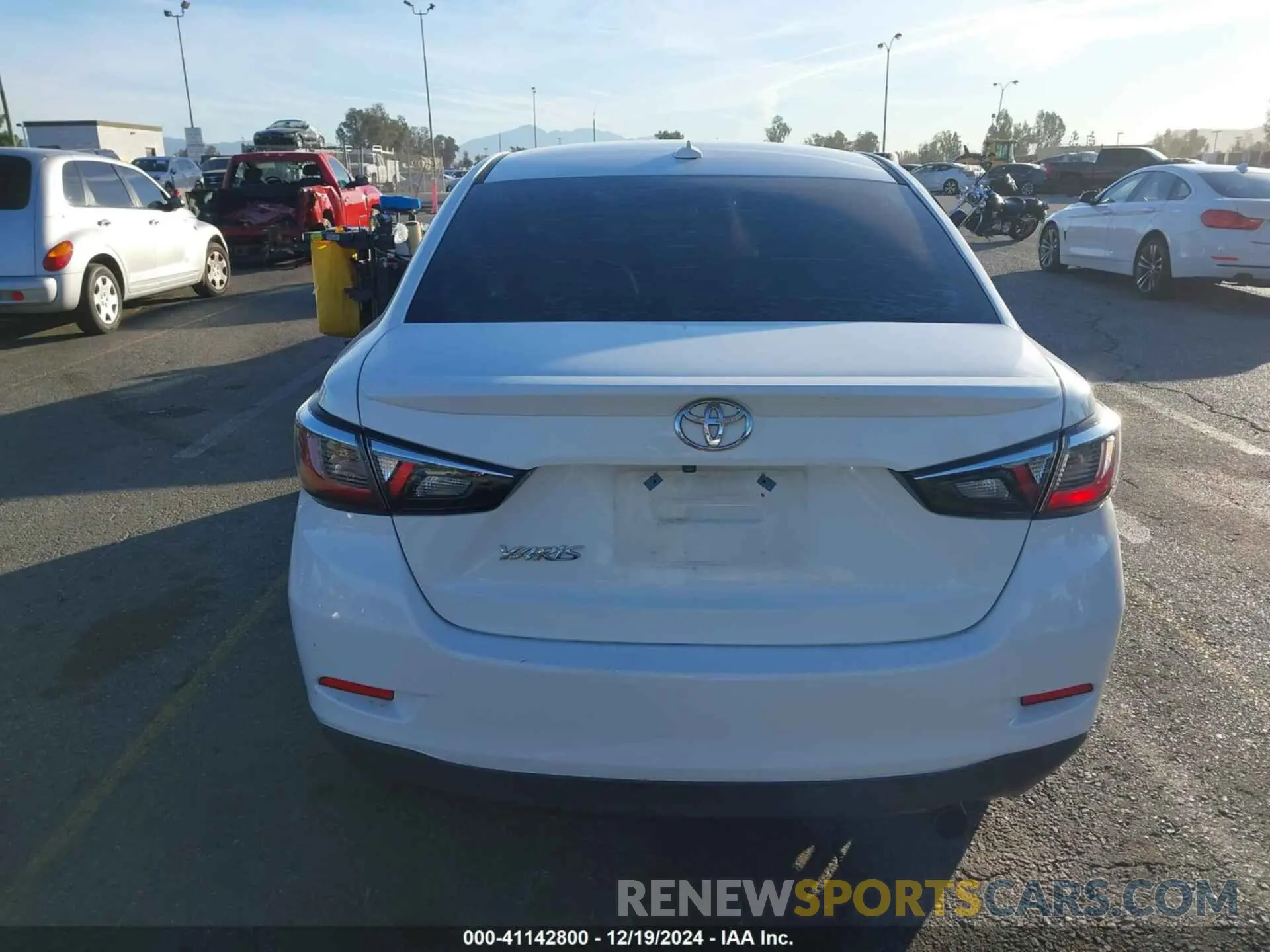 16 fotografías del automóvil dañado 3MYDLBYV9KY504402 TOYOTA YARIS 2019