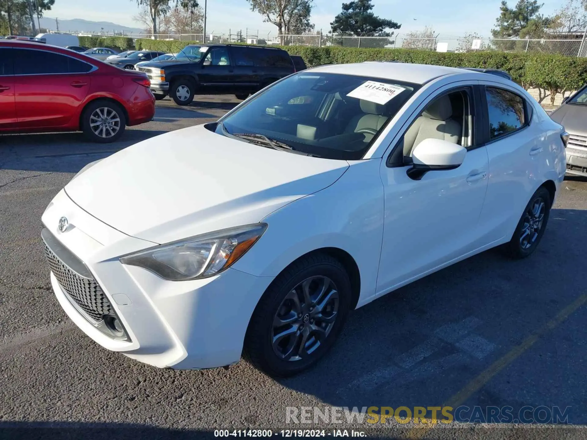 2 fotografías del automóvil dañado 3MYDLBYV9KY504402 TOYOTA YARIS 2019