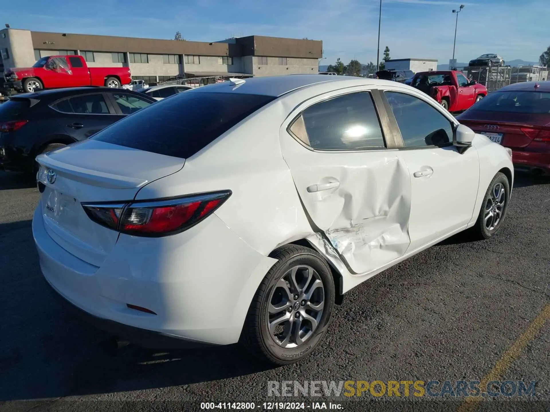 4 fotografías del automóvil dañado 3MYDLBYV9KY504402 TOYOTA YARIS 2019