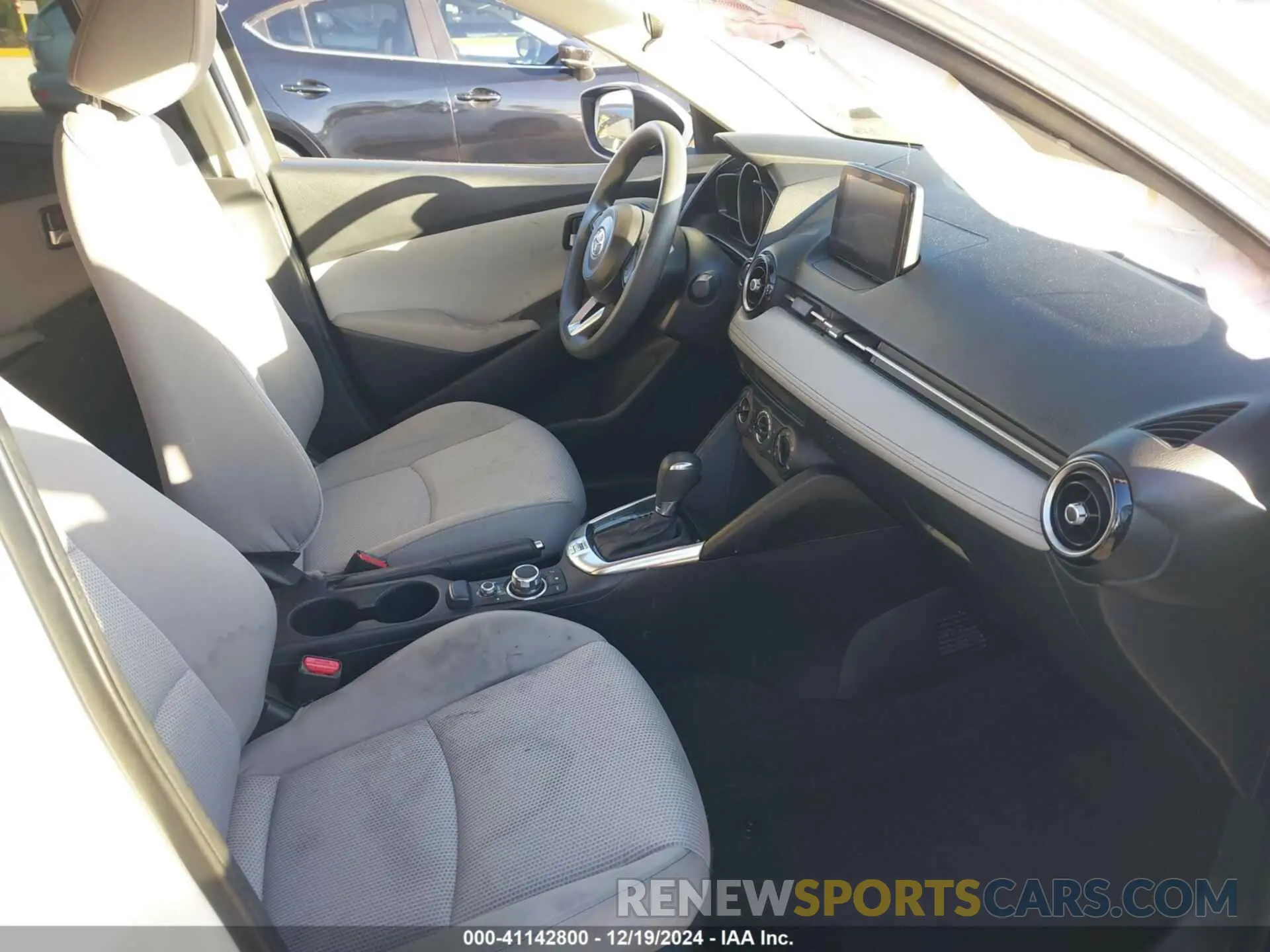 5 fotografías del automóvil dañado 3MYDLBYV9KY504402 TOYOTA YARIS 2019