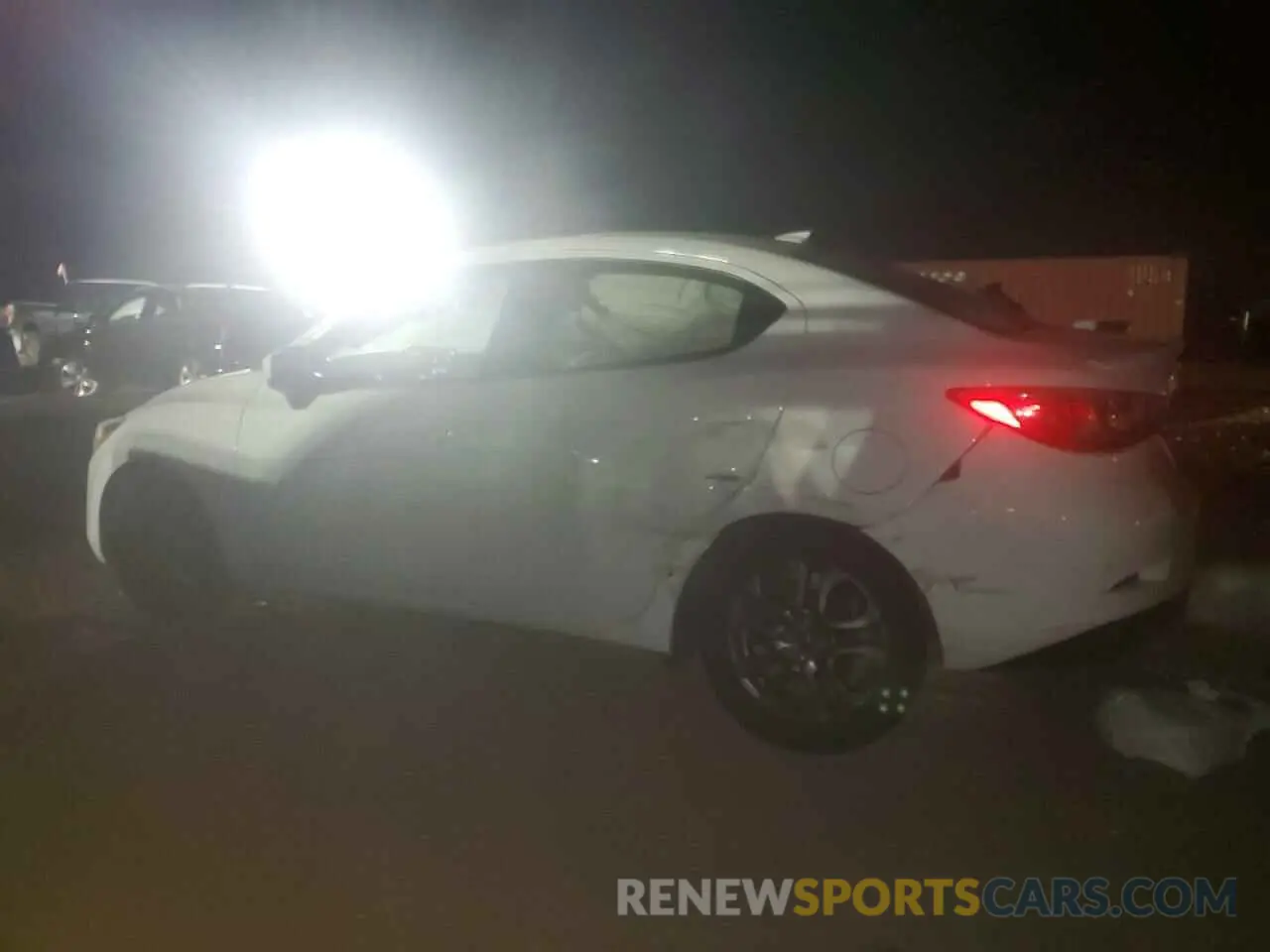 2 fotografías del automóvil dañado 3MYDLBYV9KY506683 TOYOTA YARIS 2019