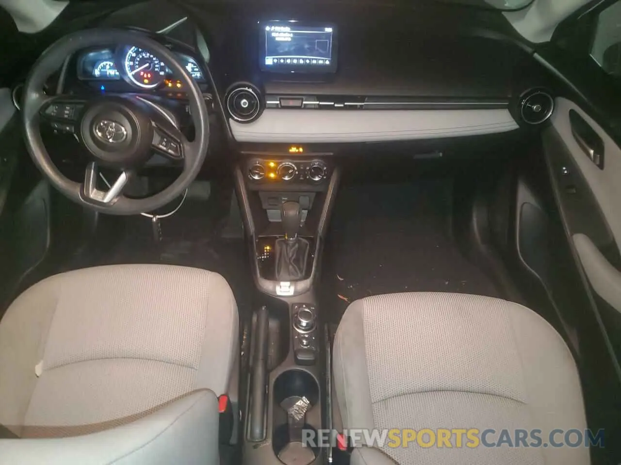 8 fotografías del automóvil dañado 3MYDLBYV9KY506683 TOYOTA YARIS 2019