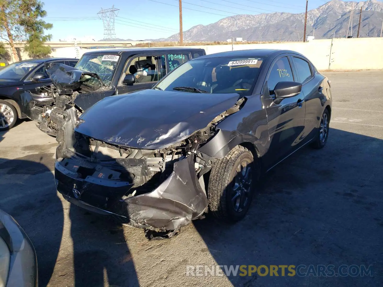 2 fotografías del automóvil dañado 3MYDLBYV9KY507106 TOYOTA YARIS 2019