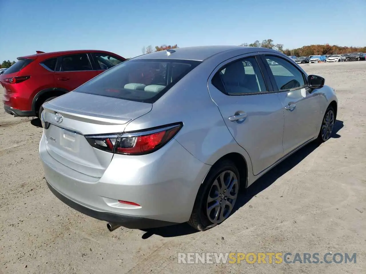4 fotografías del automóvil dañado 3MYDLBYV9KY510460 TOYOTA YARIS 2019