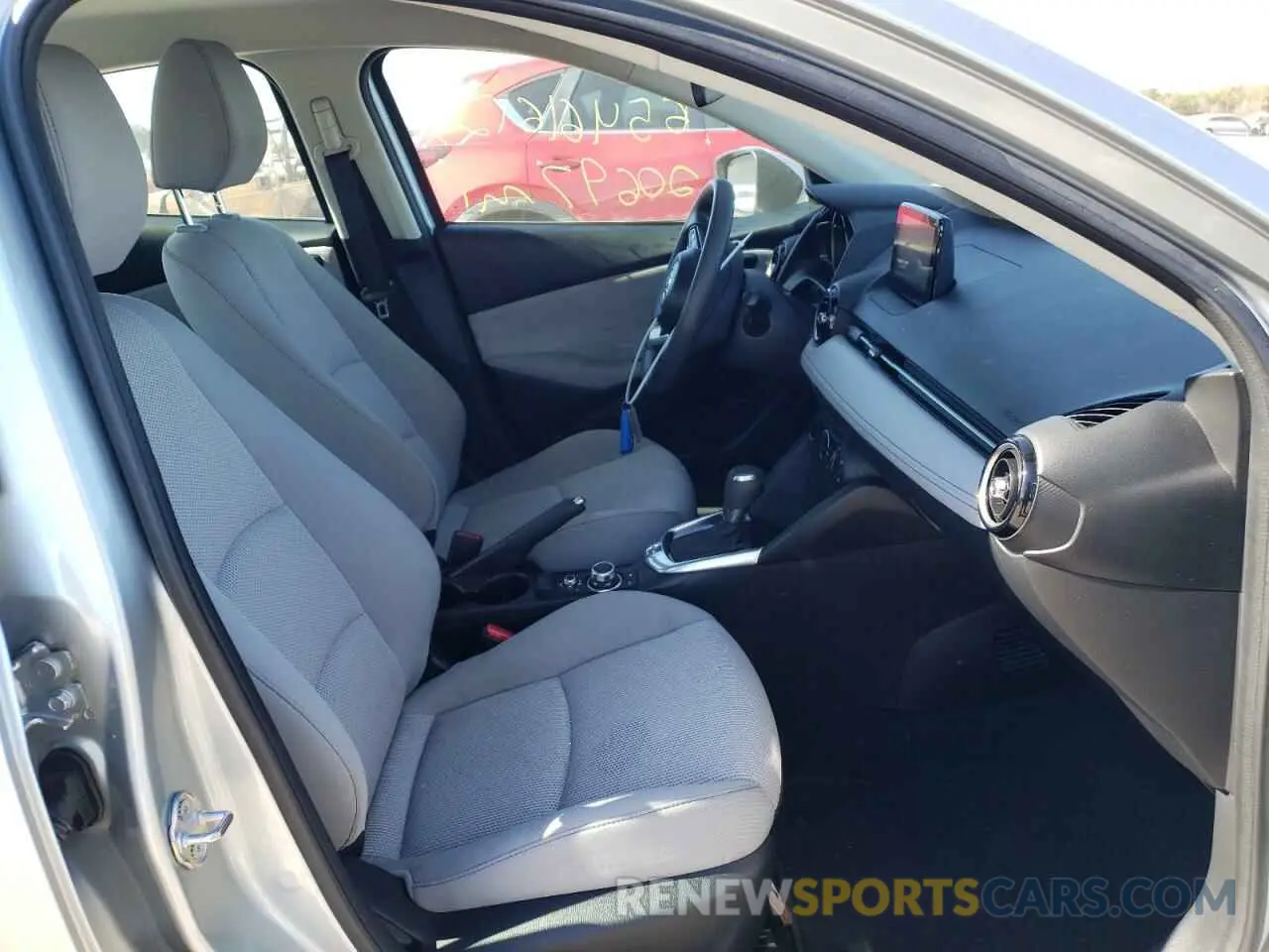 5 fotografías del automóvil dañado 3MYDLBYV9KY510460 TOYOTA YARIS 2019