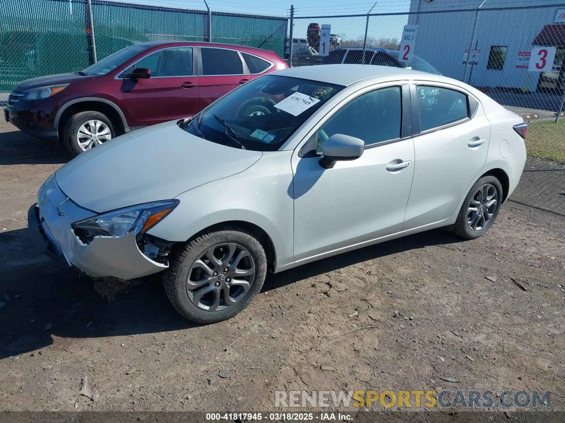 2 fotografías del automóvil dañado 3MYDLBYV9KY523922 TOYOTA YARIS 2019
