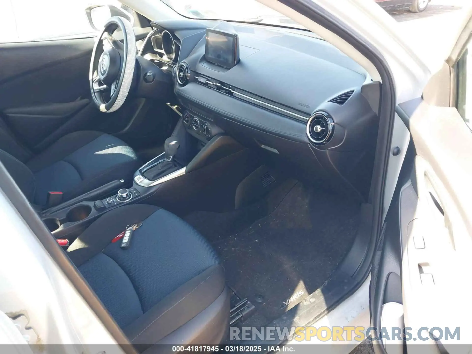 5 fotografías del automóvil dañado 3MYDLBYV9KY523922 TOYOTA YARIS 2019