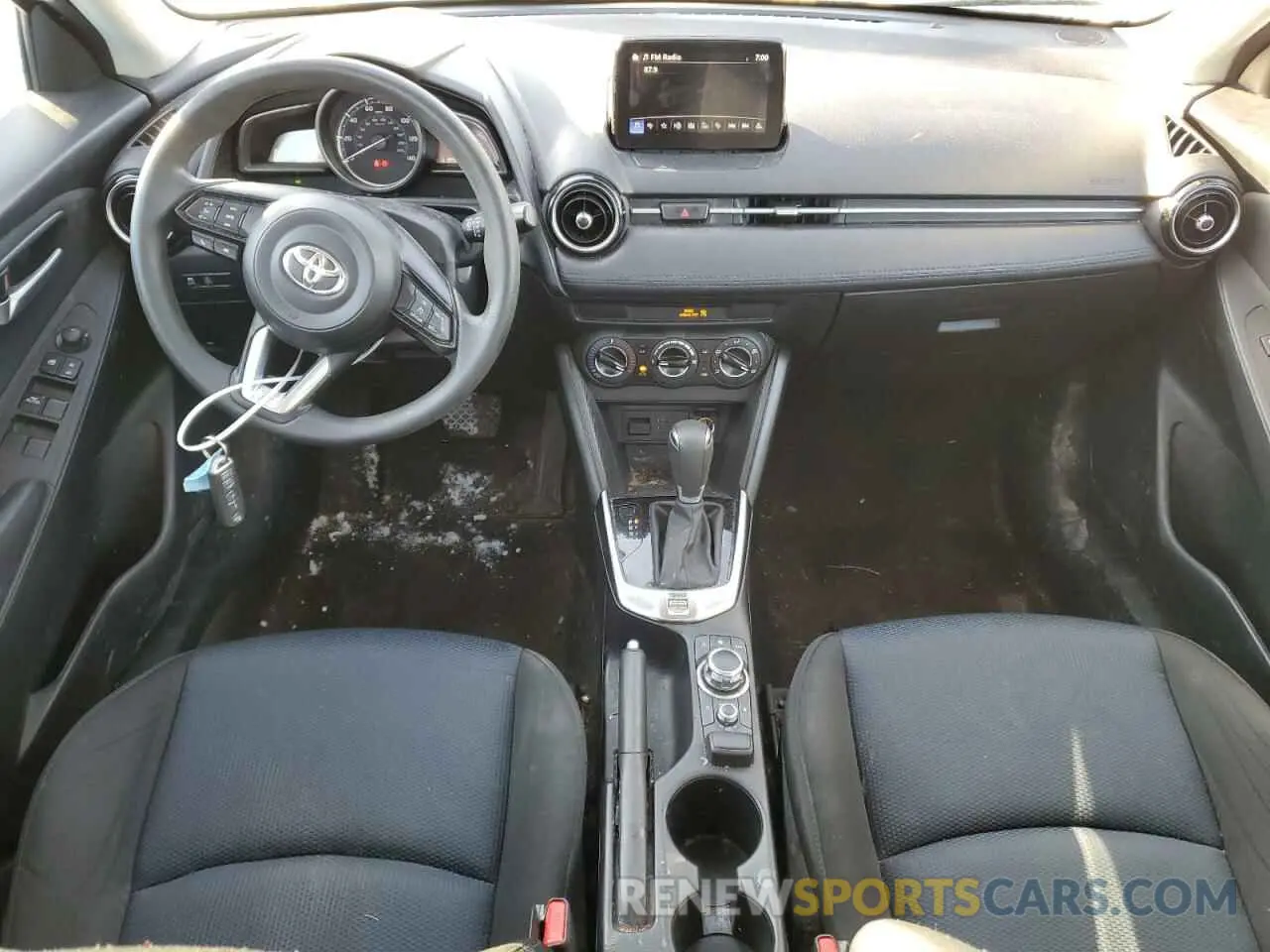 8 fotografías del automóvil dañado 3MYDLBYV9KY526643 TOYOTA YARIS 2019