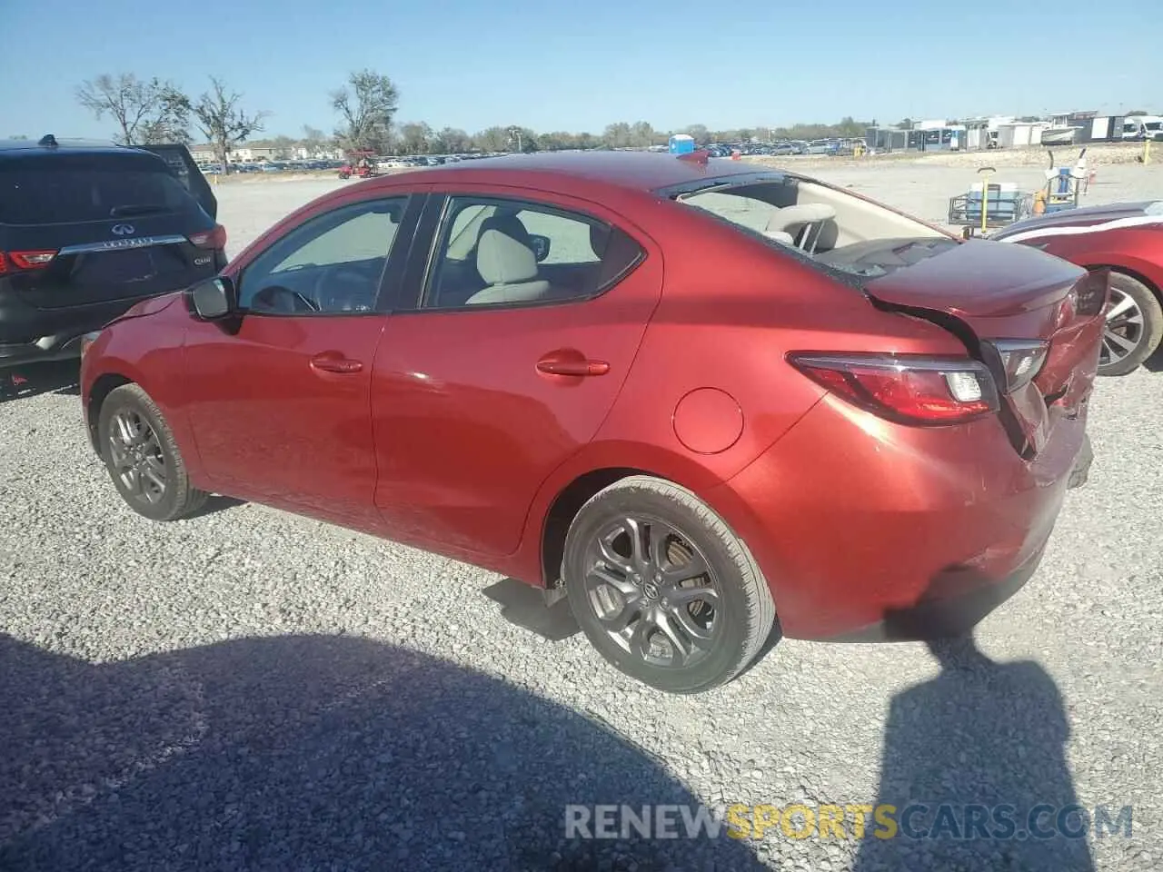 2 fotografías del automóvil dañado 3MYDLBYV9KY527940 TOYOTA YARIS 2019