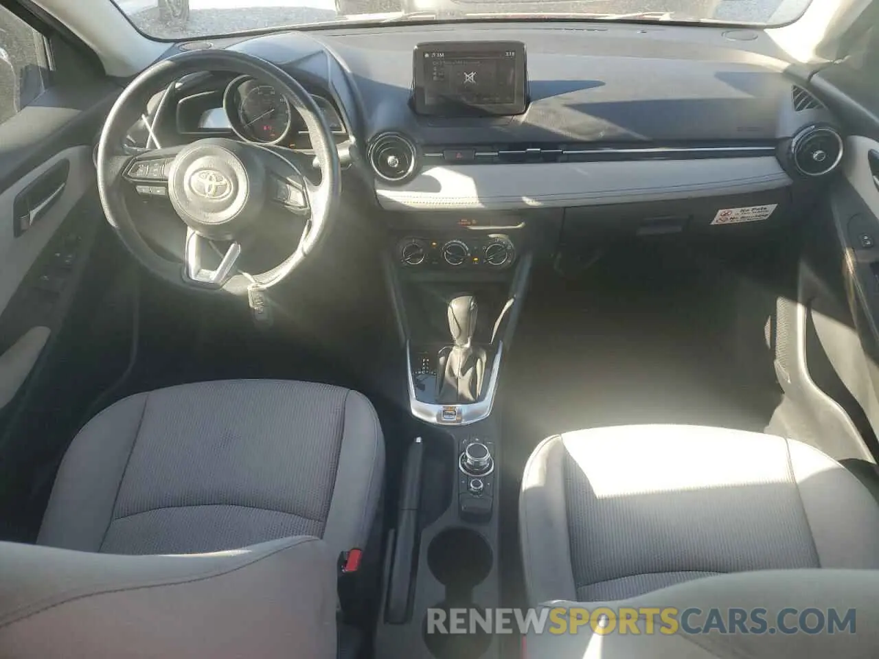 8 fotografías del automóvil dañado 3MYDLBYV9KY527940 TOYOTA YARIS 2019