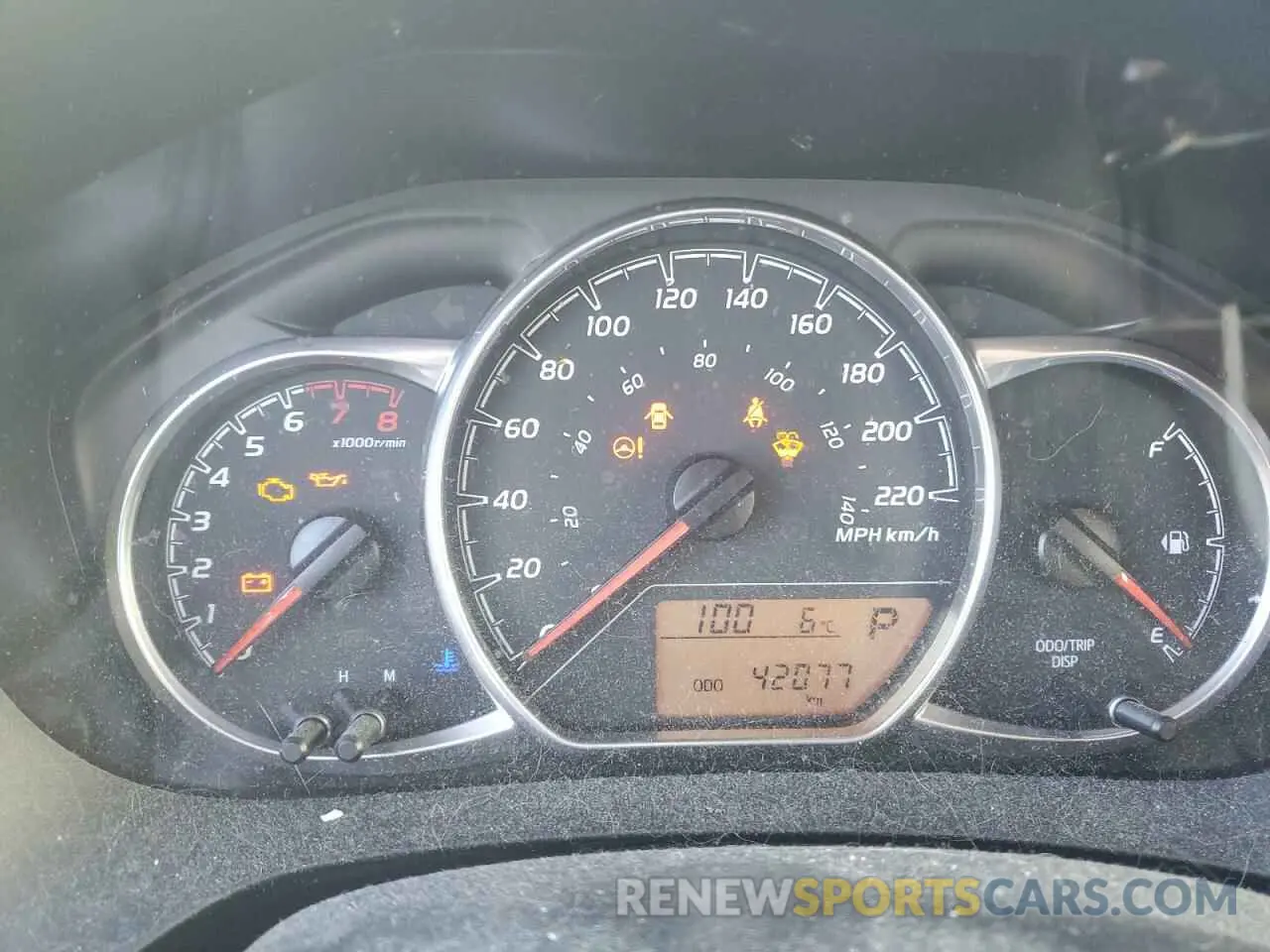 9 fotografías del automóvil dañado VNKKTUD34KA101011 TOYOTA YARIS 2019