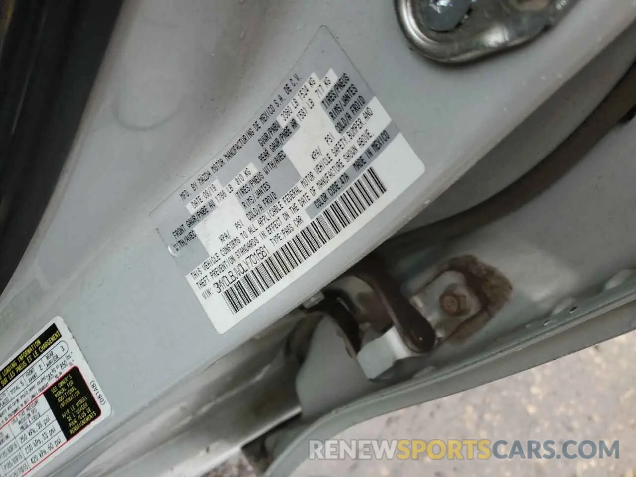 12 fotografías del automóvil dañado 3MYDLBJV0LY701681 TOYOTA YARIS 2020