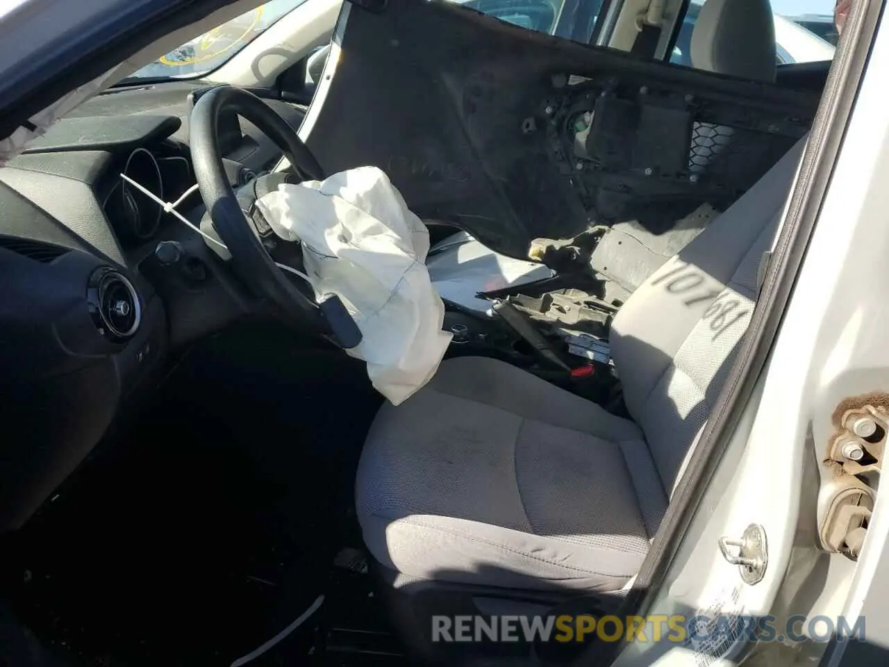 7 fotografías del automóvil dañado 3MYDLBJV0LY701681 TOYOTA YARIS 2020