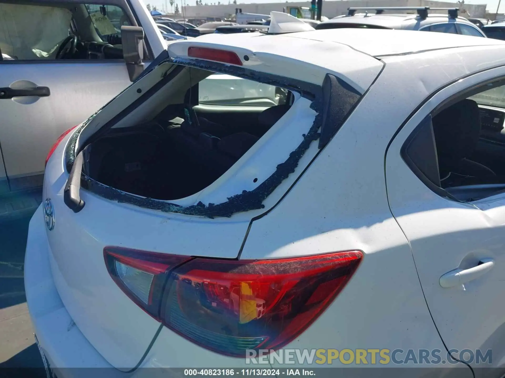 12 fotografías del automóvil dañado 3MYDLBJV0LY705634 TOYOTA YARIS 2020