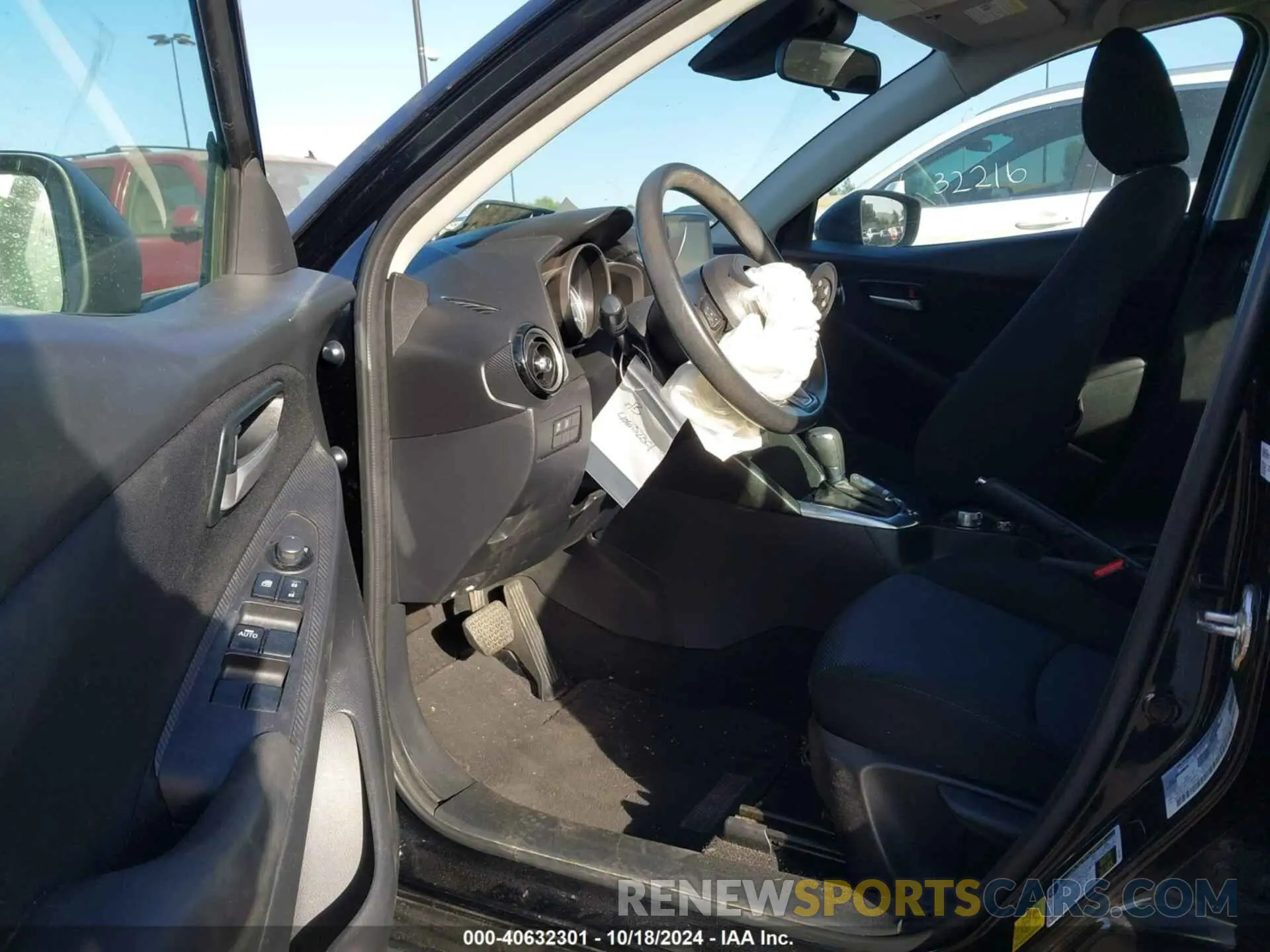 5 fotografías del automóvil dañado 3MYDLBJV1LY700443 TOYOTA YARIS 2020