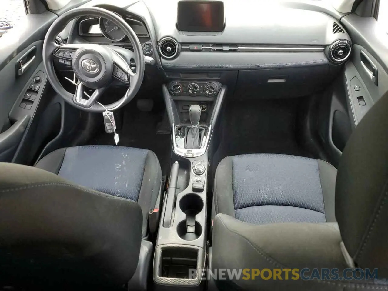 8 fotografías del automóvil dañado 3MYDLBJV1LY700720 TOYOTA YARIS 2020