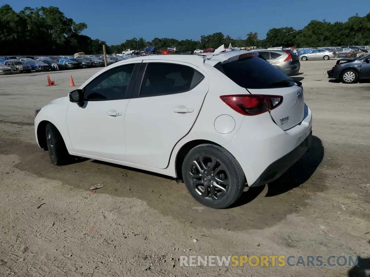 2 fotografías del automóvil dañado 3MYDLBJV1LY701432 TOYOTA YARIS 2020