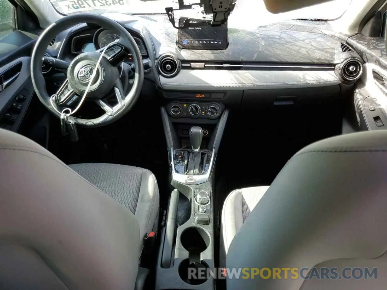 8 fotografías del automóvil dañado 3MYDLBJV1LY701432 TOYOTA YARIS 2020