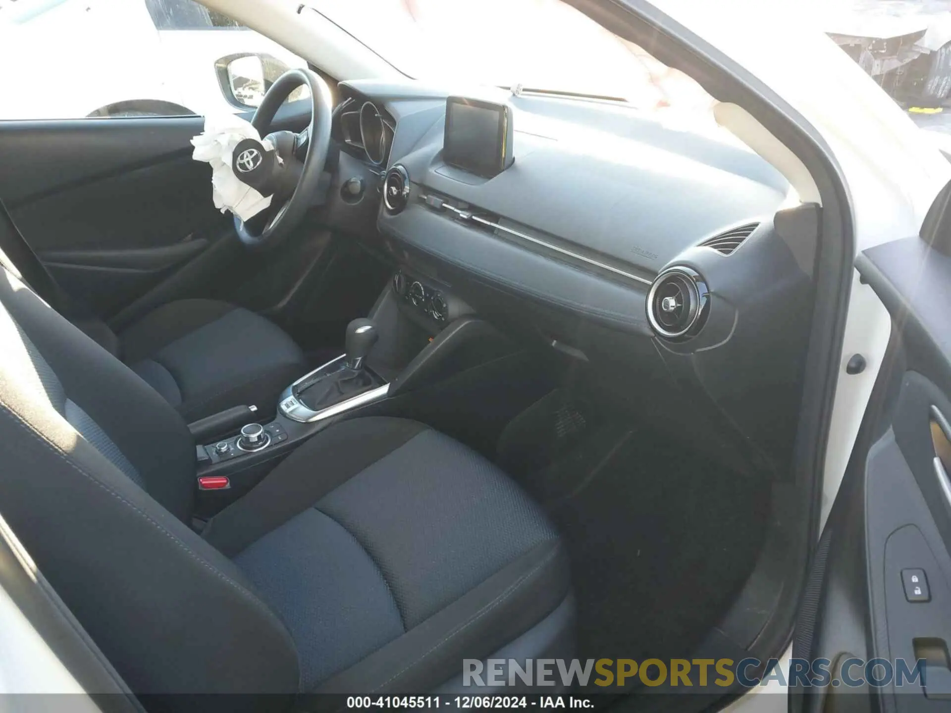 5 fotografías del automóvil dañado 3MYDLBJV1LY702080 TOYOTA YARIS 2020