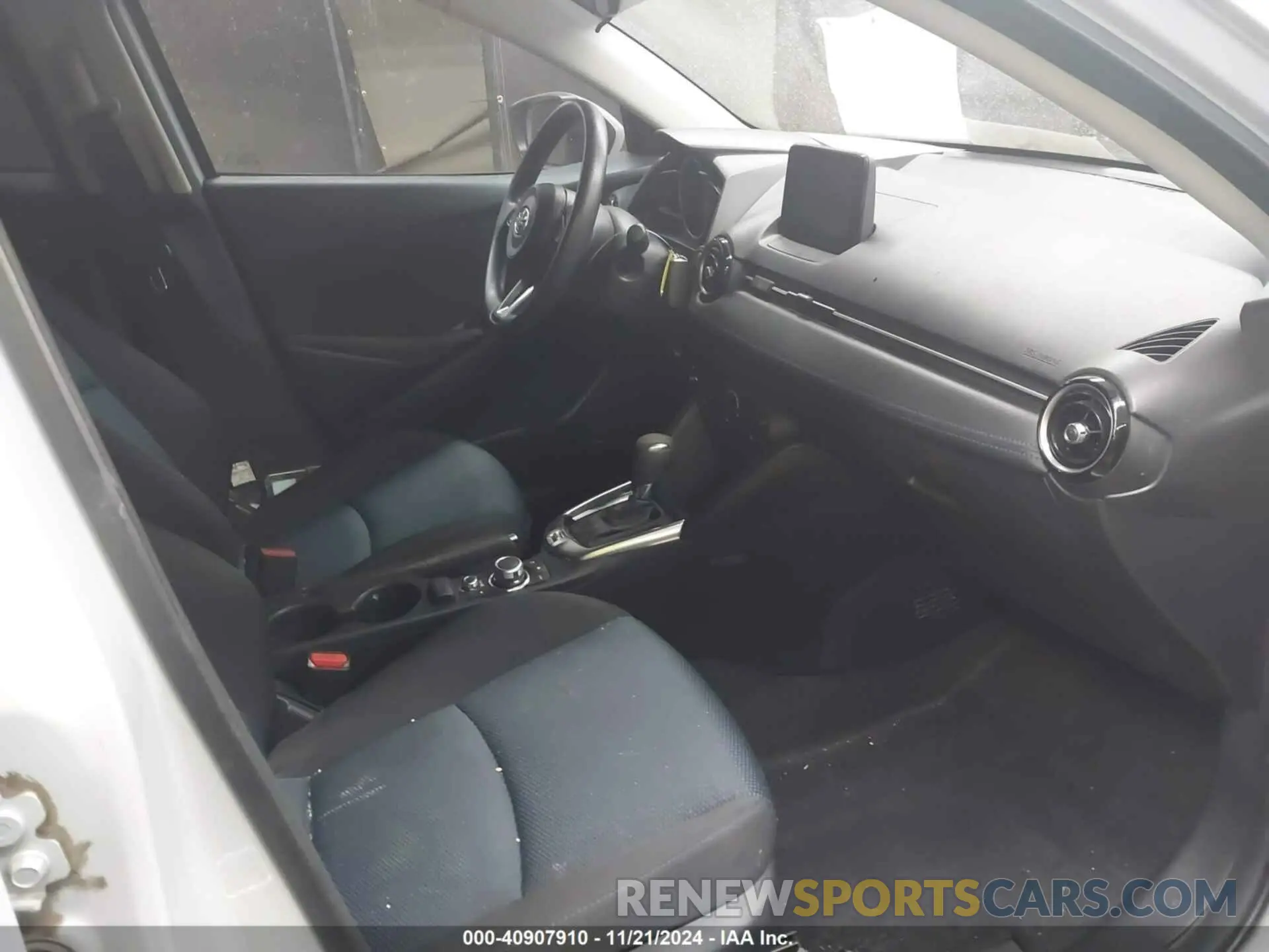 5 fotografías del automóvil dañado 3MYDLBJV6LY704584 TOYOTA YARIS 2020