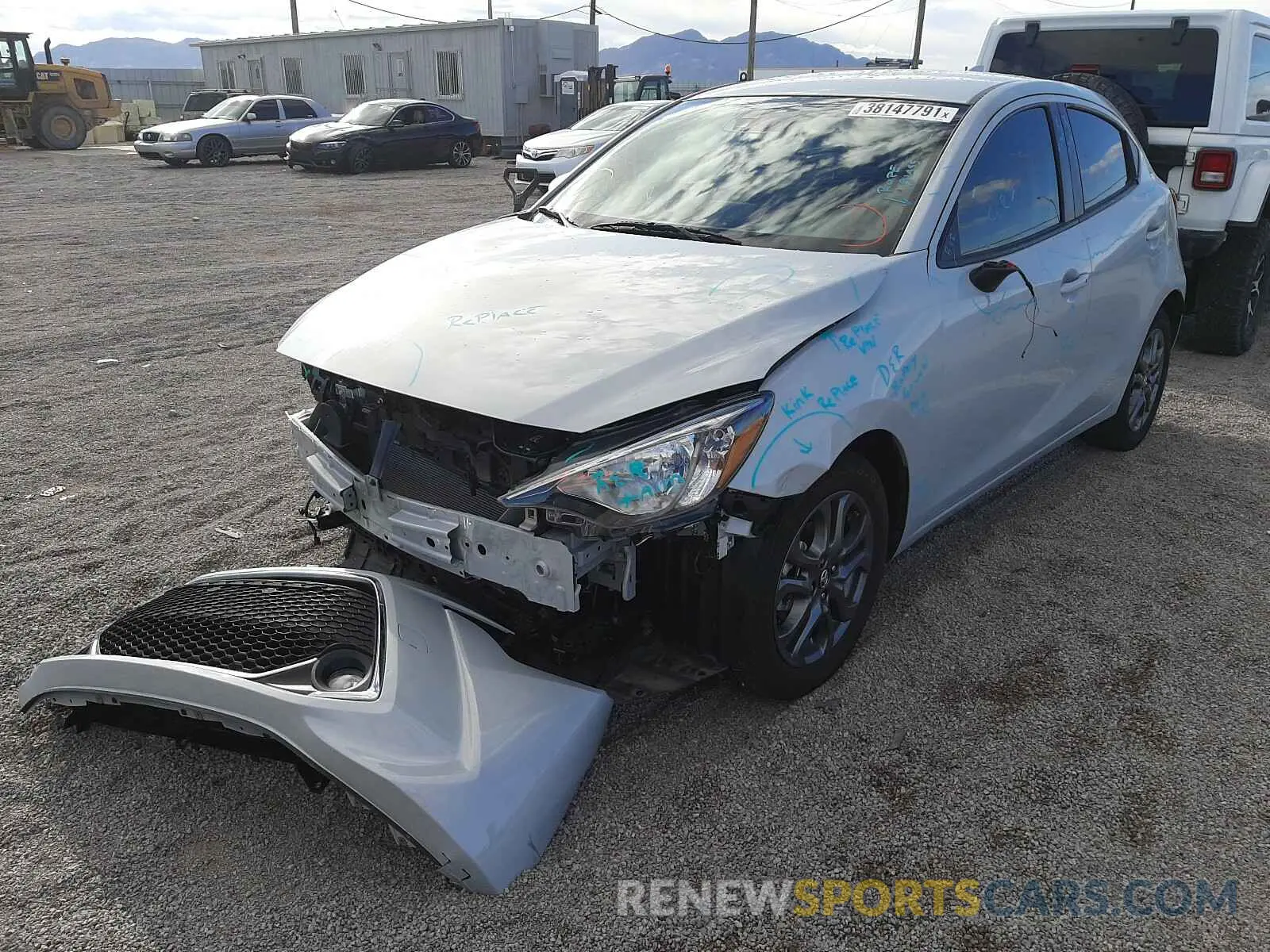 2 fotografías del automóvil dañado 3MYDLBJV8LY705655 TOYOTA YARIS 2020