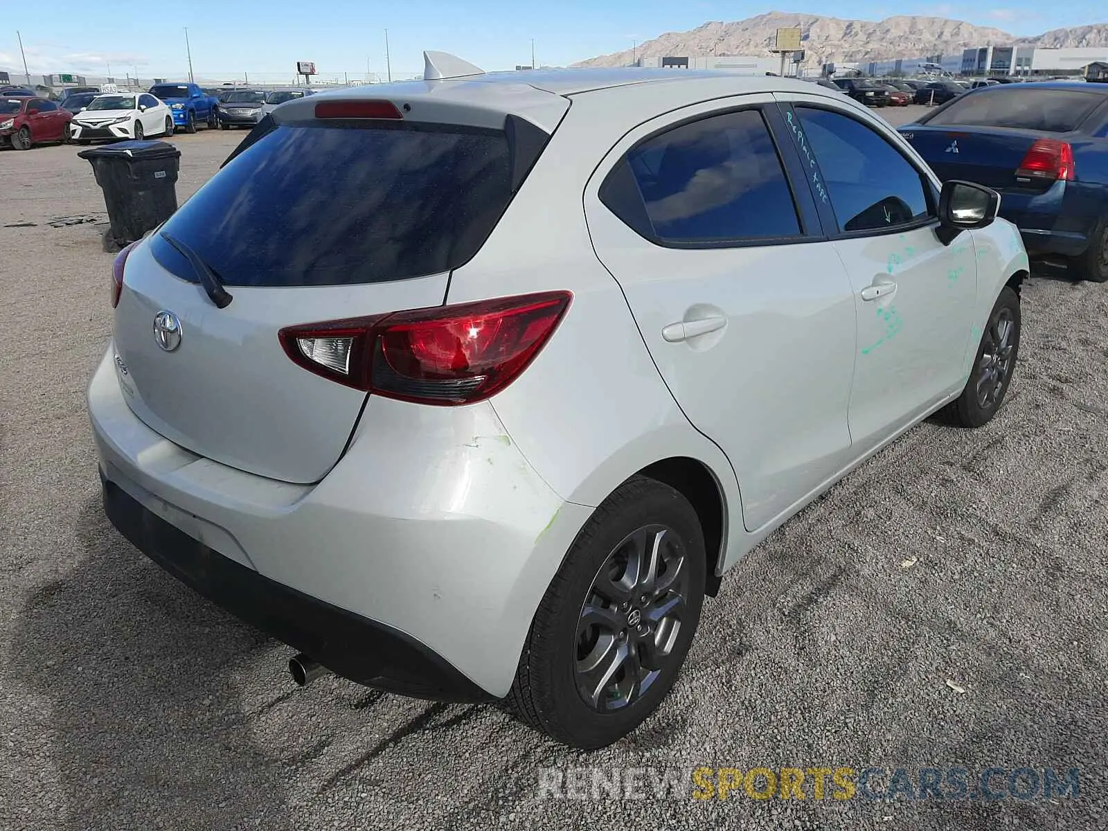 4 fotografías del automóvil dañado 3MYDLBJV8LY705655 TOYOTA YARIS 2020