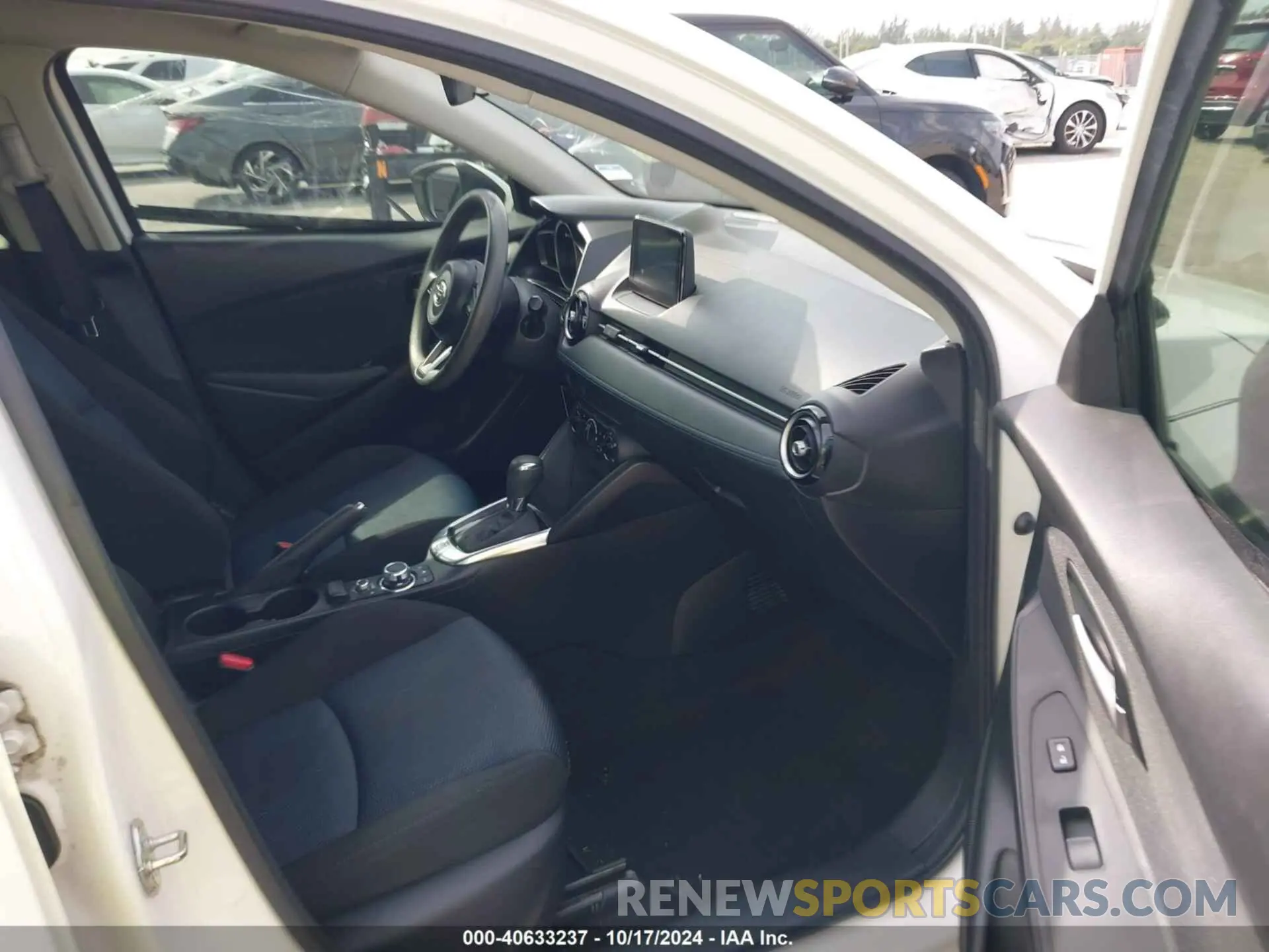 5 fotografías del automóvil dañado 3MYDLBJVXLY703650 TOYOTA YARIS 2020