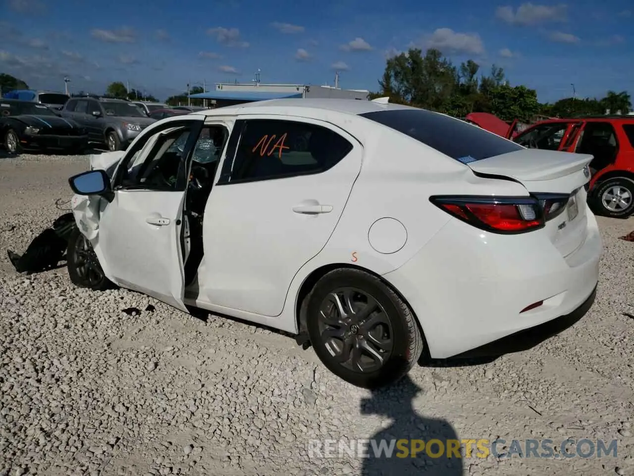 2 fotografías del automóvil dañado 3MYDLBYV1LY716020 TOYOTA YARIS 2020