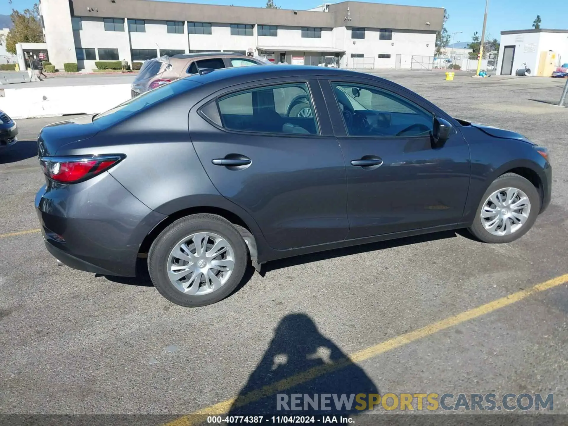 4 fotografías del automóvil dañado 3MYDLBYV3LY715063 TOYOTA YARIS 2020