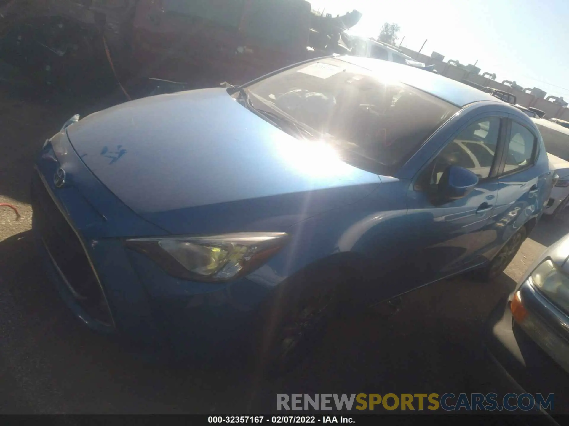 2 fotografías del automóvil dañado 3MYDLBYV5KY512805 TOYOTA YARIS SEDAN 2019