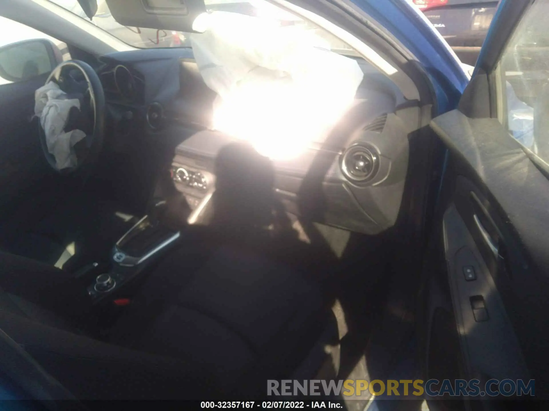 5 fotografías del automóvil dañado 3MYDLBYV5KY512805 TOYOTA YARIS SEDAN 2019