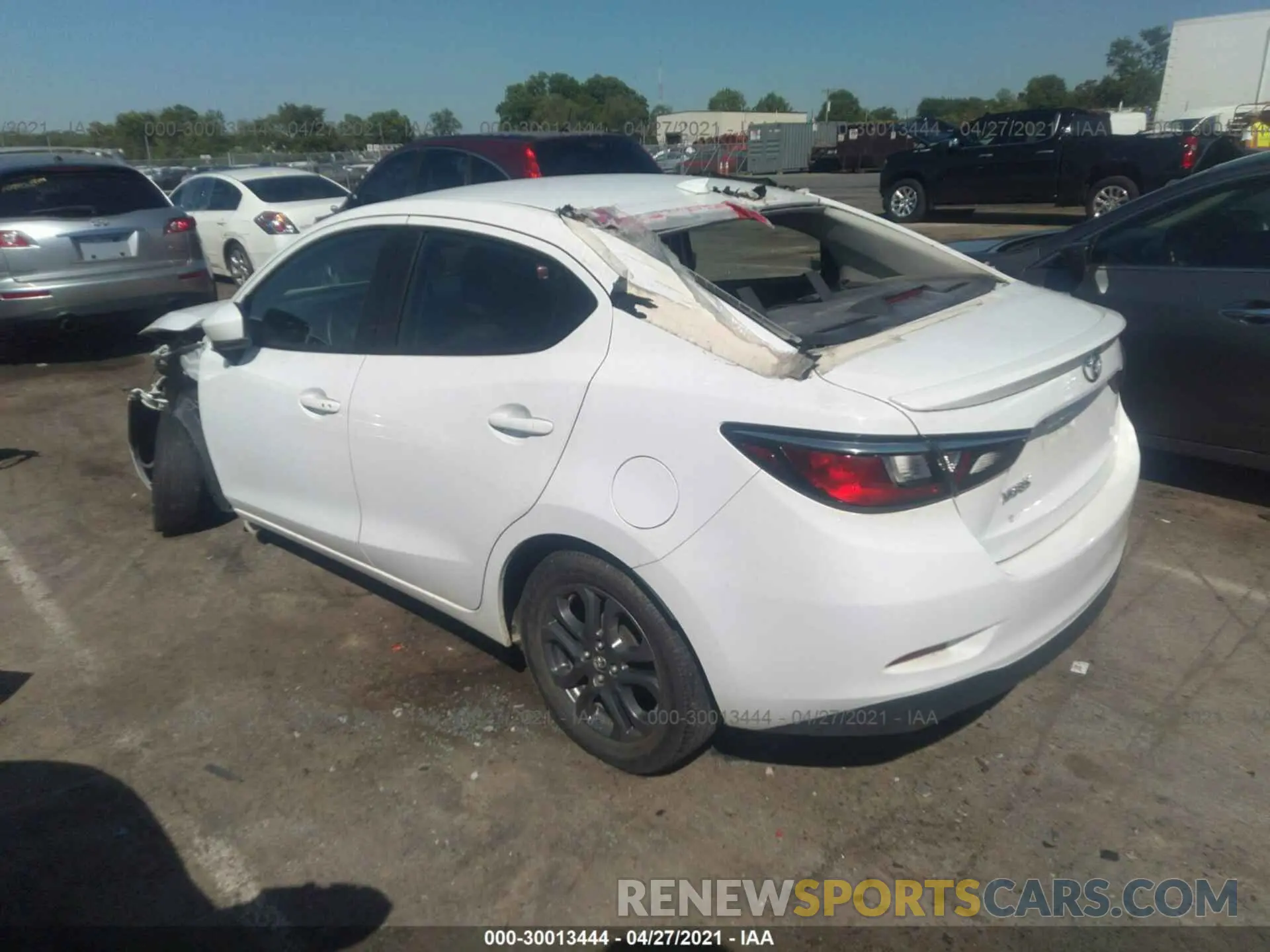 3 fotografías del automóvil dañado 3MYDLBYV5KY527806 TOYOTA YARIS SEDAN 2019
