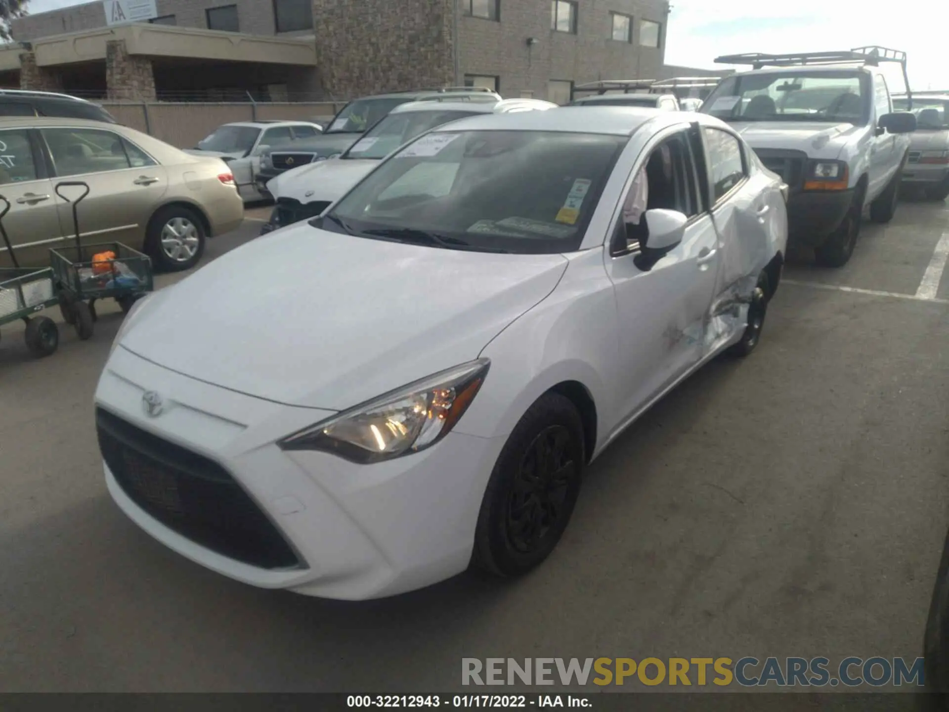 2 fotografías del automóvil dañado 3MYDLBYV6KY512960 TOYOTA YARIS SEDAN 2019