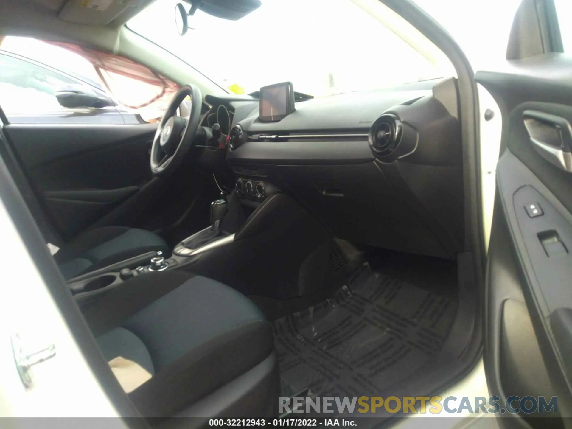 5 fotografías del automóvil dañado 3MYDLBYV6KY512960 TOYOTA YARIS SEDAN 2019