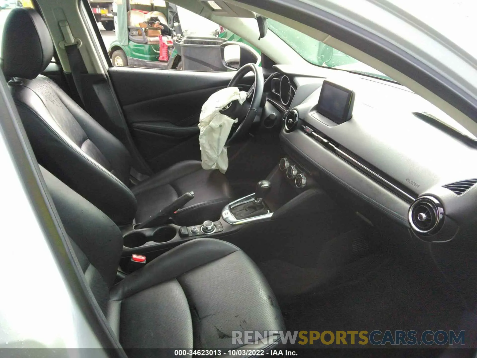 5 fotografías del automóvil dañado 3MYDLBYV7KY515964 TOYOTA YARIS SEDAN 2019