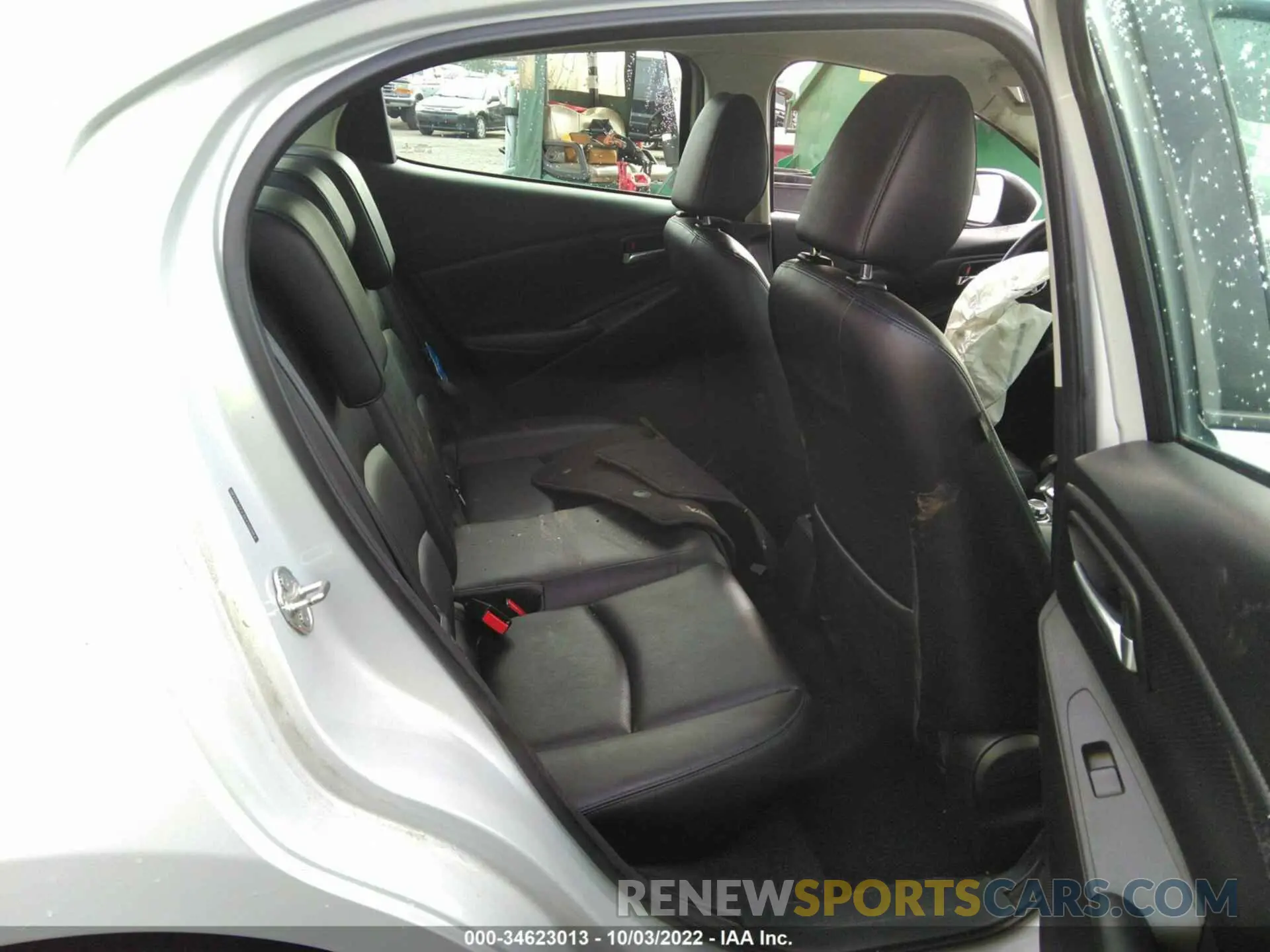 8 fotografías del automóvil dañado 3MYDLBYV7KY515964 TOYOTA YARIS SEDAN 2019