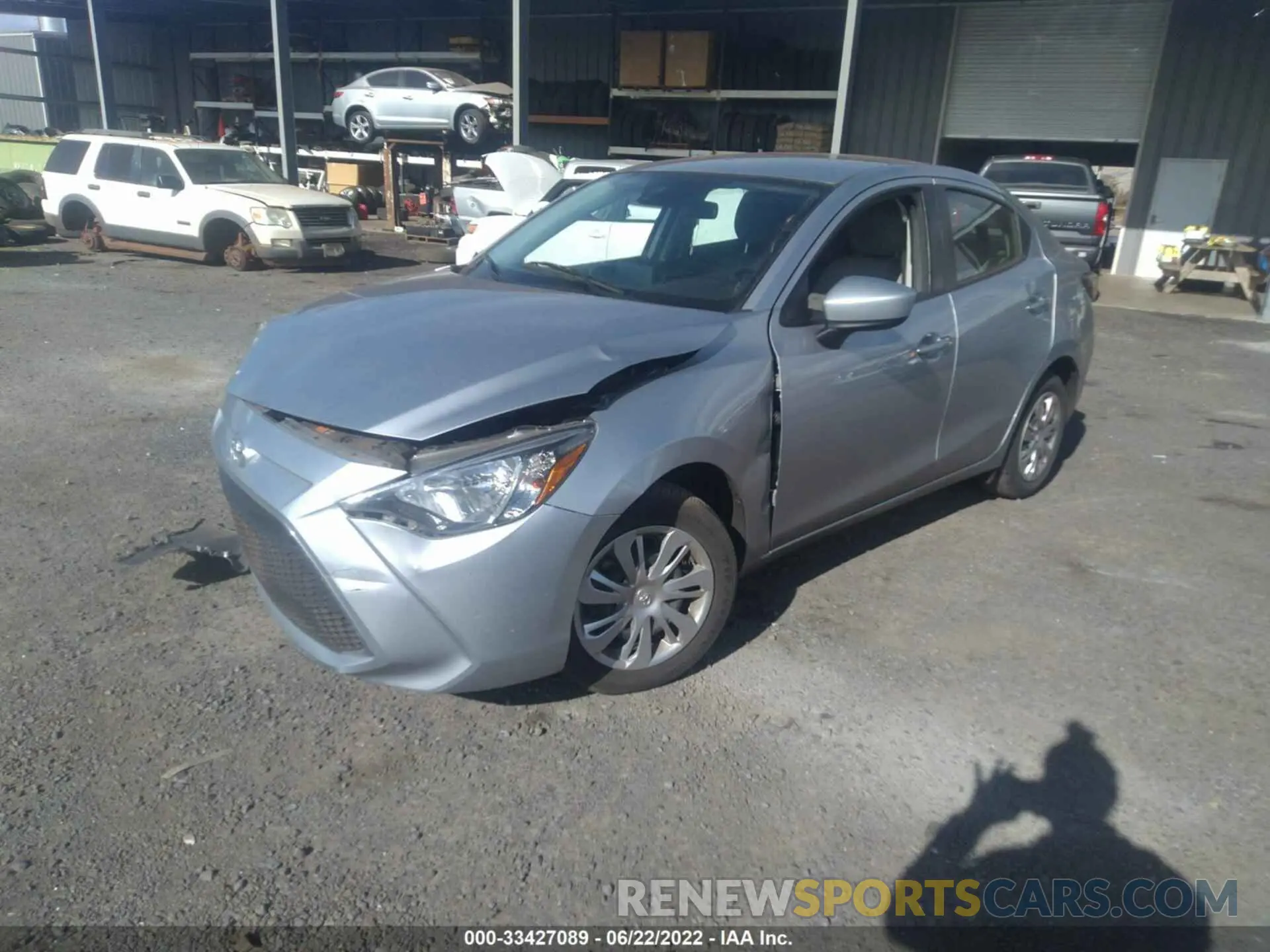 2 fotografías del automóvil dañado 3MYDLBYV0LY715263 TOYOTA YARIS SEDAN 2020