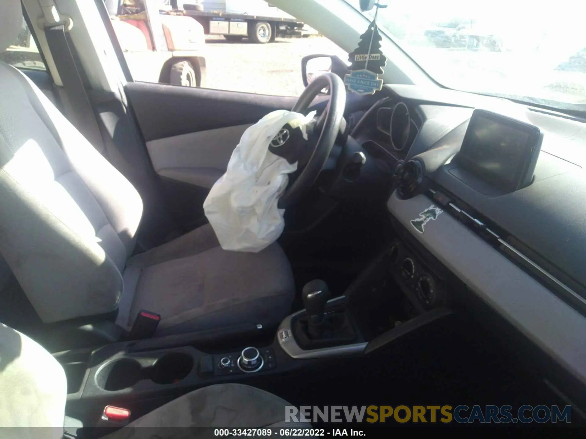 5 fotografías del automóvil dañado 3MYDLBYV0LY715263 TOYOTA YARIS SEDAN 2020