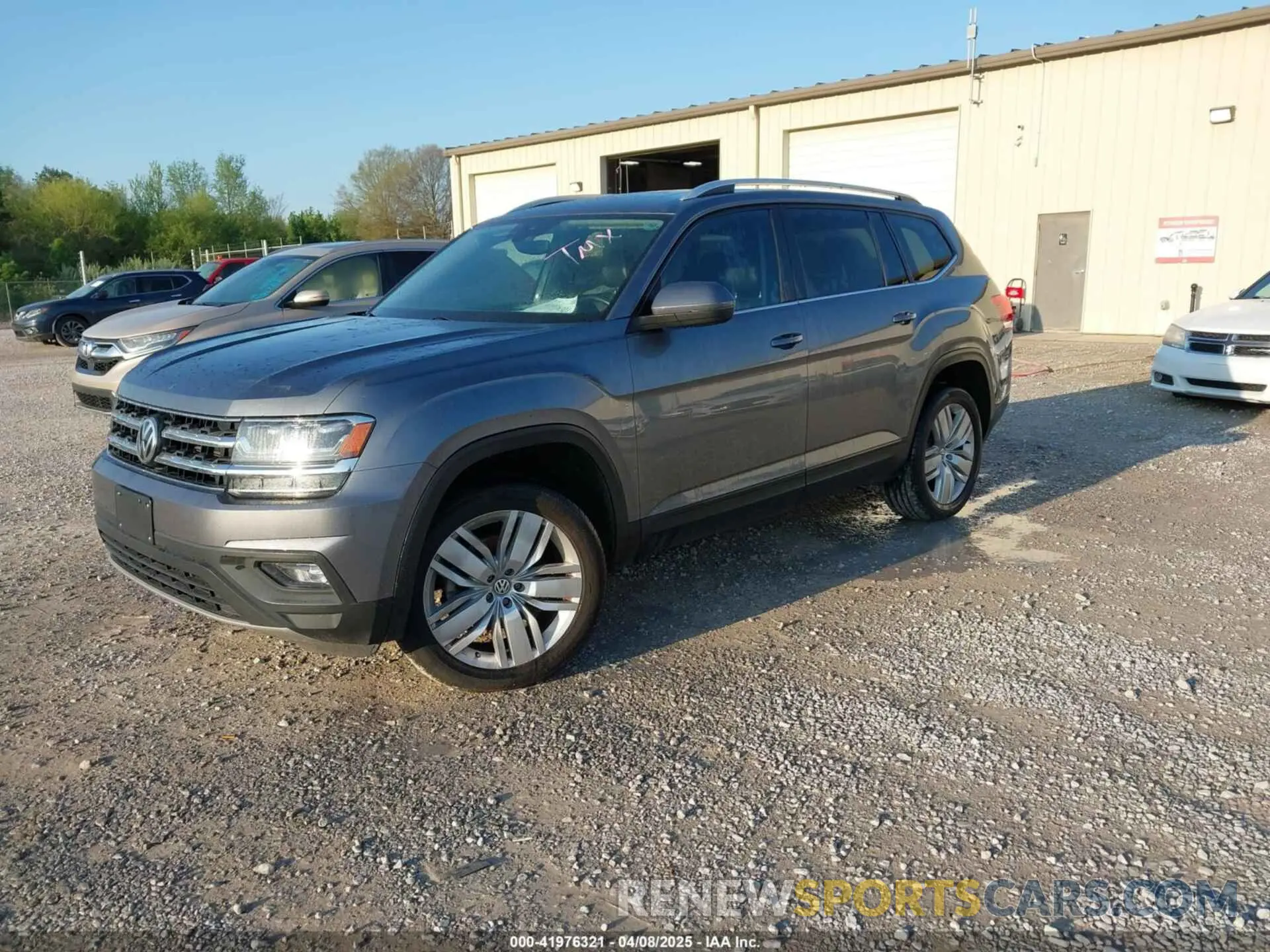 2 fotografías del automóvil dañado 1V2WR2CA1KC567222 VOLKSWAGEN ATLAS 2019