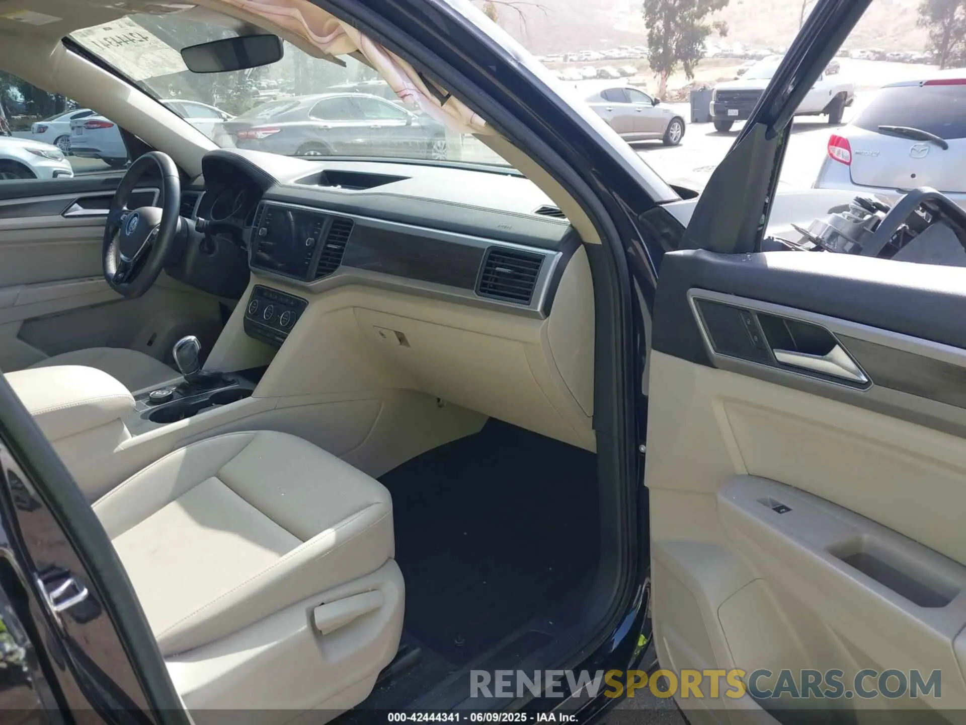 5 fotografías del automóvil dañado 1V2XR2CA9KC520010 VOLKSWAGEN ATLAS 2019