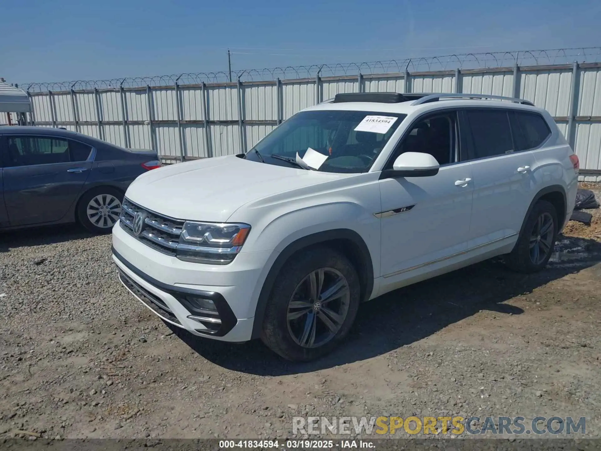 2 fotografías del automóvil dañado 1V2YR2CA0KC582951 VOLKSWAGEN ATLAS 2019