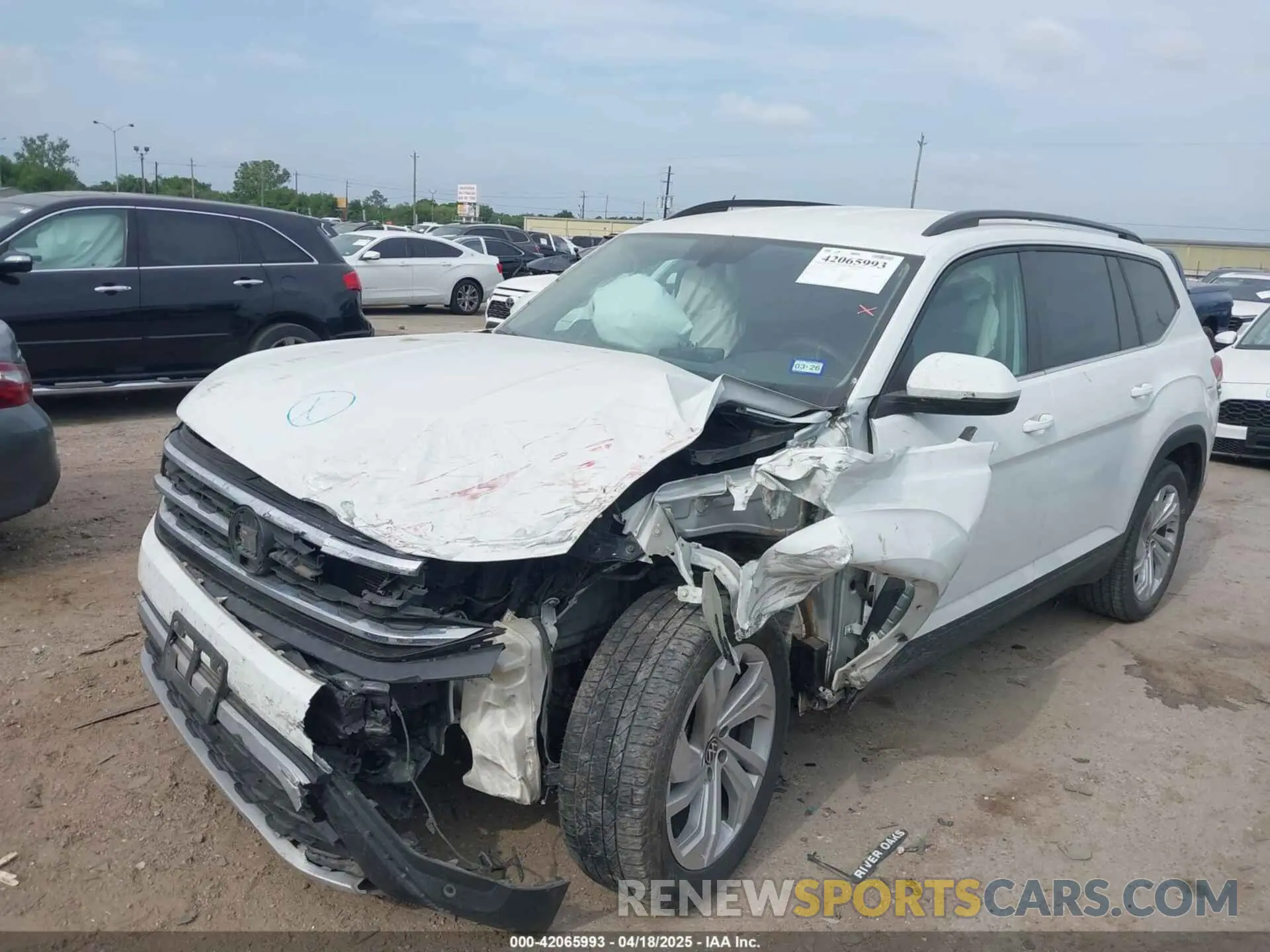 2 fotografías del automóvil dañado 1V2WR2CA3MC570349 VOLKSWAGEN ATLAS 2021