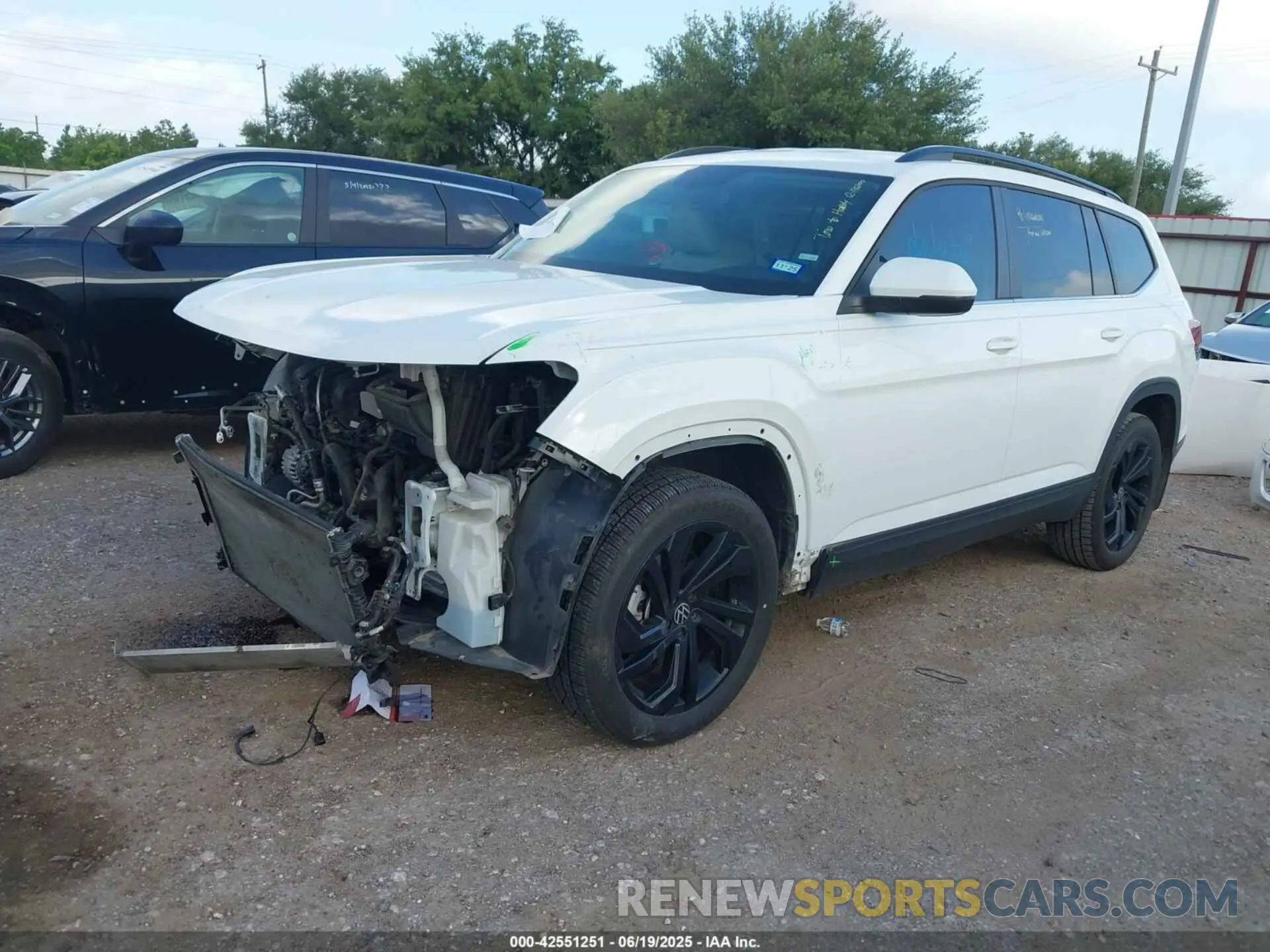 2 fotografías del automóvil dañado 1V2WR2CA8NC562216 VOLKSWAGEN ATLAS 2022